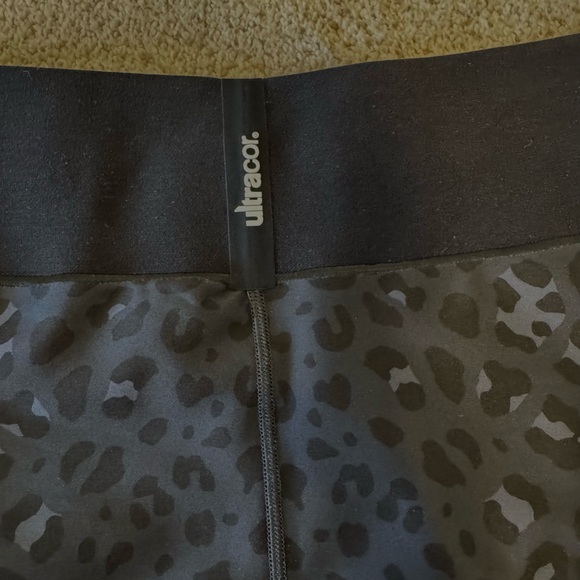 NWT Ultracor Black Leopard Print Ankle Leggings w/ Side Silver Stripes - Picture 6 of 6